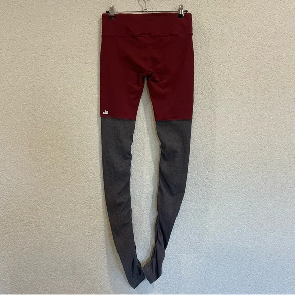 Alo Yoga Goddess Leggings in Berry / Stormy - Picture 5 of 9